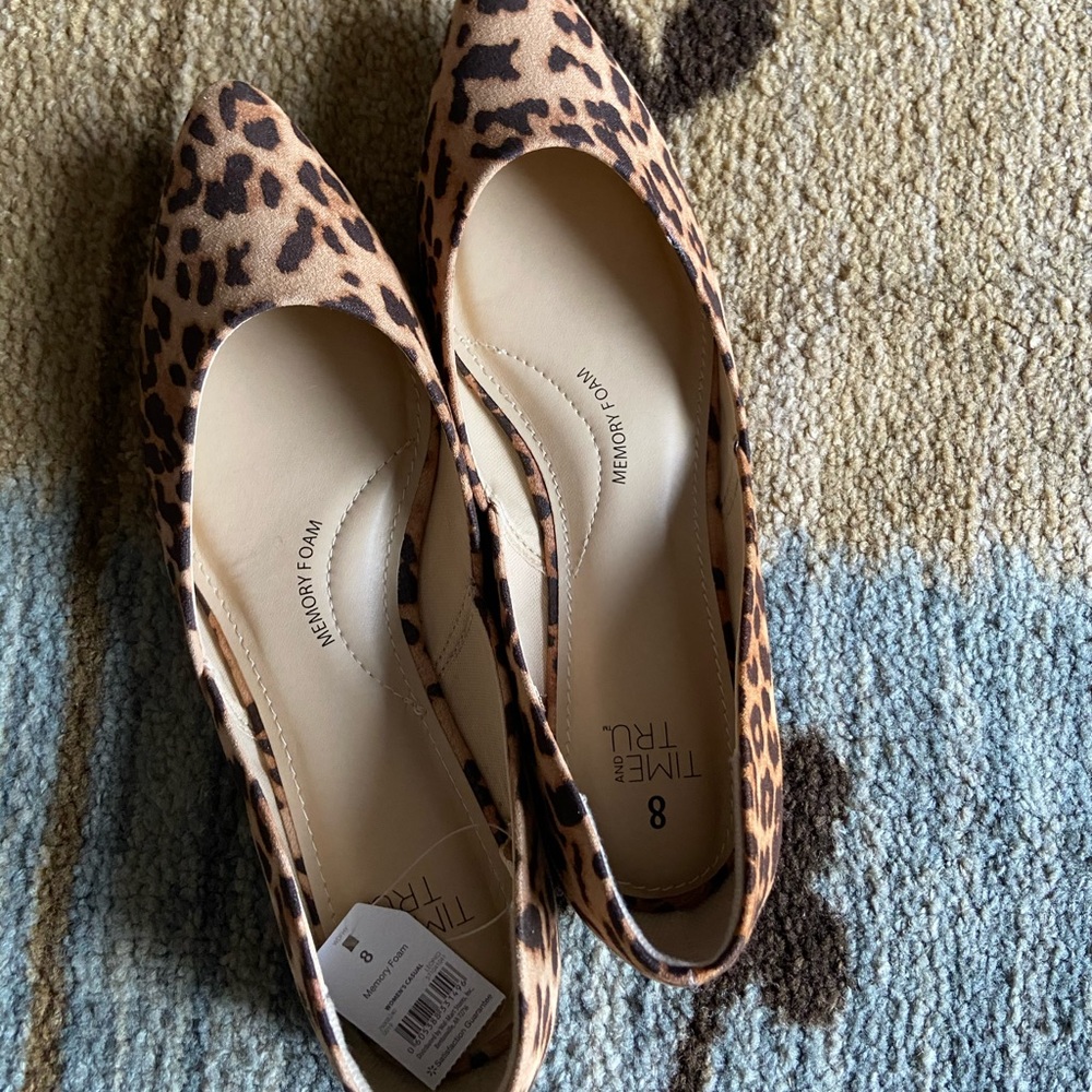 Size 8 Leopard Print Pointed Toe Flats